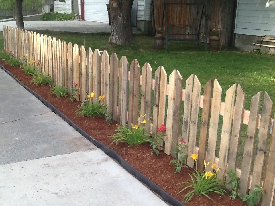 DIY Pallet Board Fence